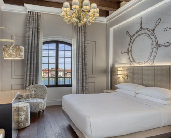 Molino Executive Zimmer mit Kingsize-Bett und Ausblick